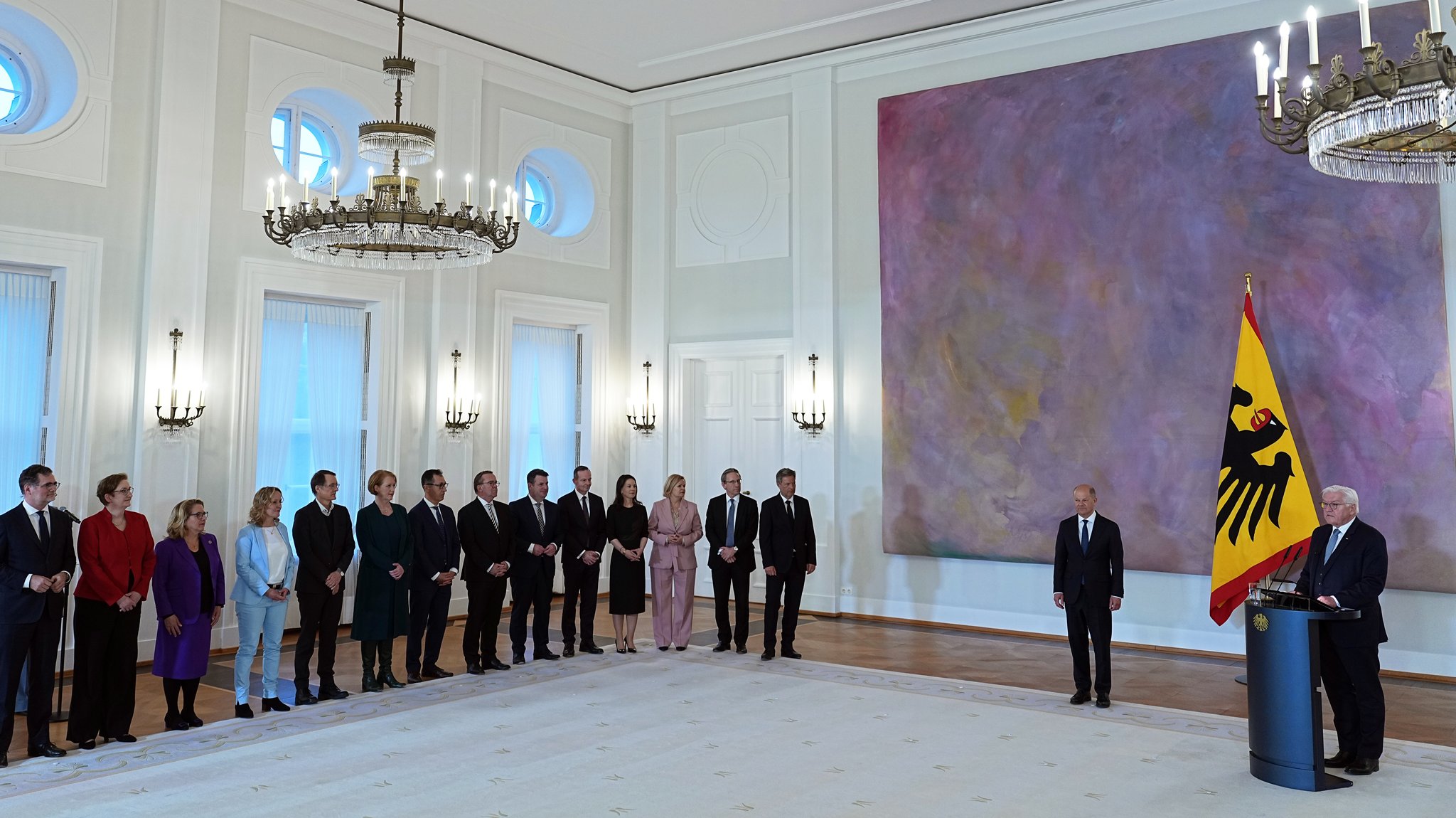 Berlin, 25.03.25: Kanzler Scholz (2.v.r) und sein Kabinett vor der Übergabe der Entlassungsurkunden durch Bundespräsident Steinmeier (r.)