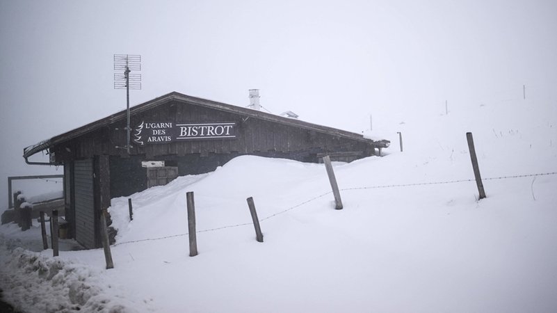Eingeschneite Hütte in Frankreich | Bild: dpa-Bildfunk/Olivier Chassignole Eingeschneite Hütte in Frankreich