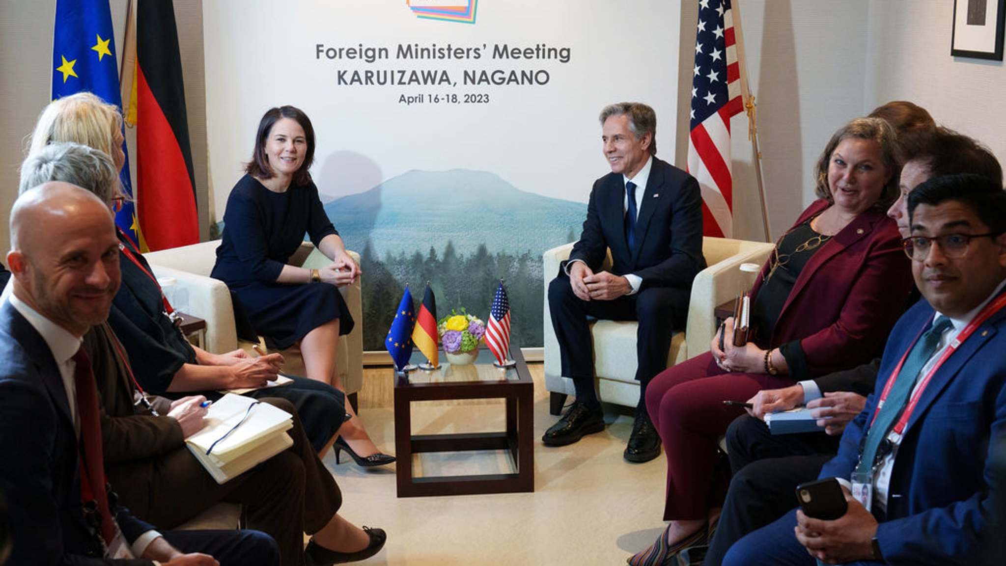 17.04.2023, Japan, Karuizawa: Antony J. Blinken, Außenminister der USA, und Außenministerin Annalena Baerbock (Bündnis 90/Die Grünen) sitzen während des Treffens der Außenminister der G7-Staaten im Karuizawa Prince Hotel bei einem bilateralen Teffen nebeneinander. Foto: Soeren Stache/dpa +++ dpa-Bildfunk +++
