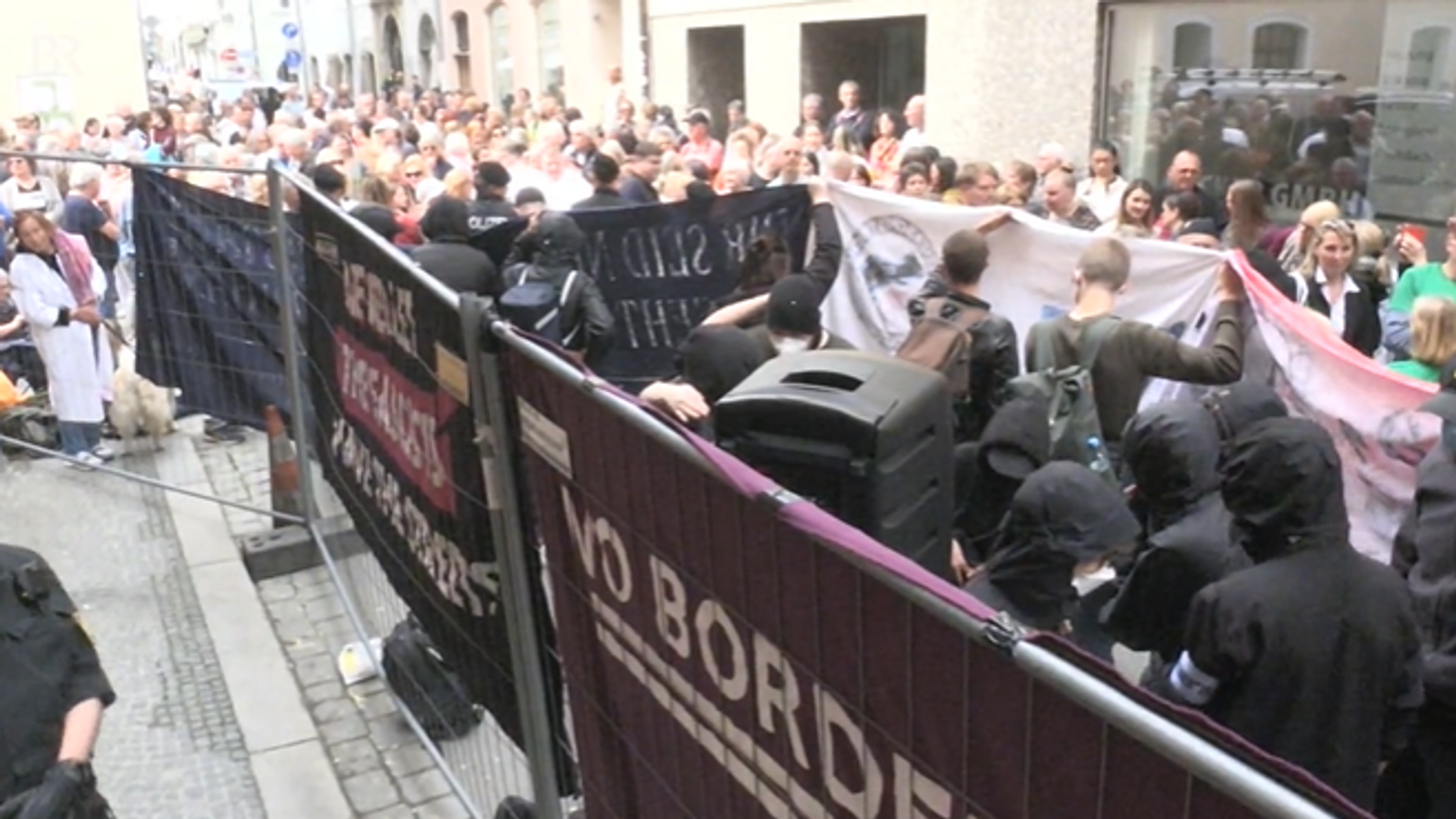 Fans und Gegner des Maskenarztes drängen sich vor dem Passauer Gerichtsgebäude