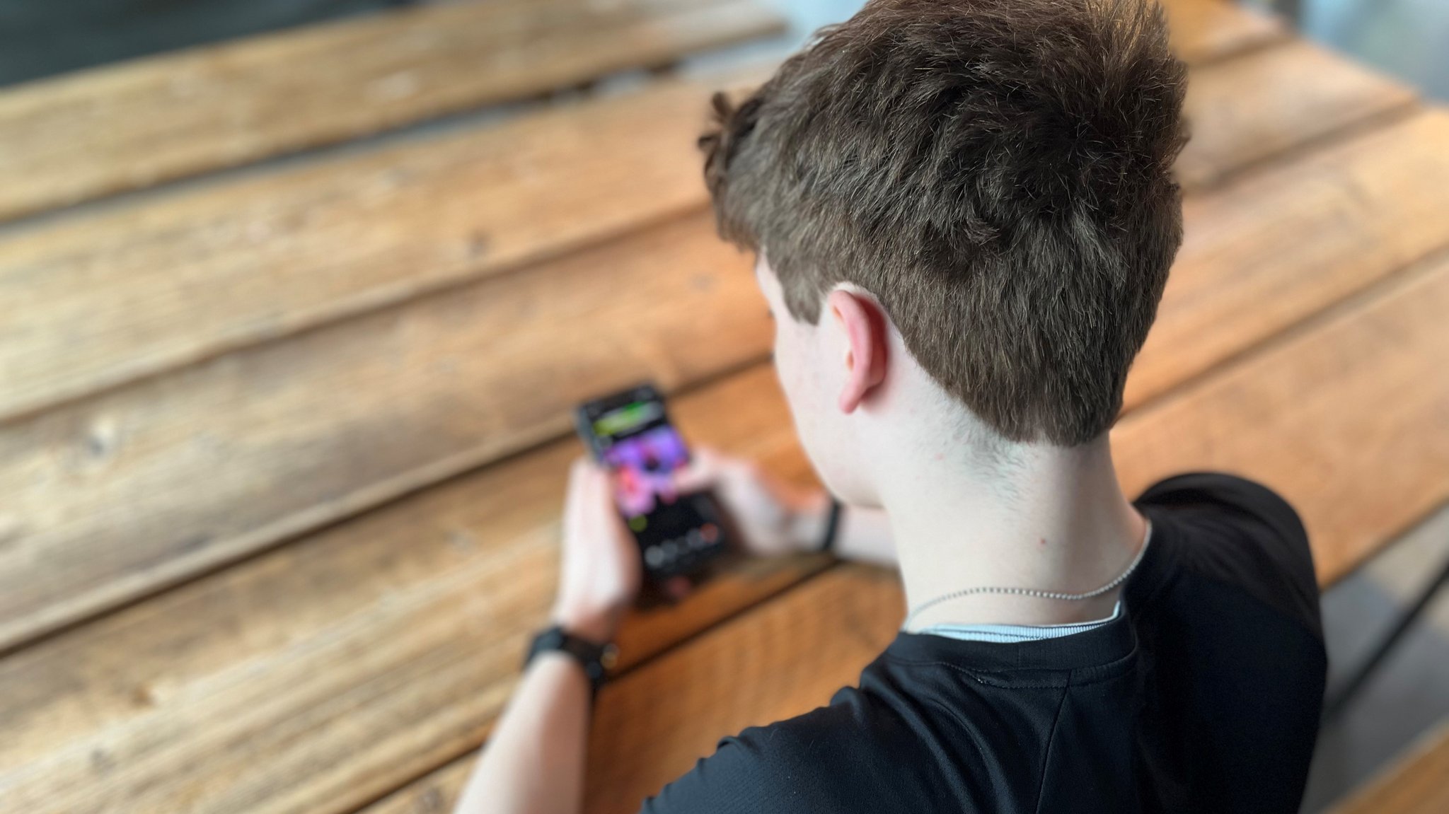 Samuel mit seinem Smartphone