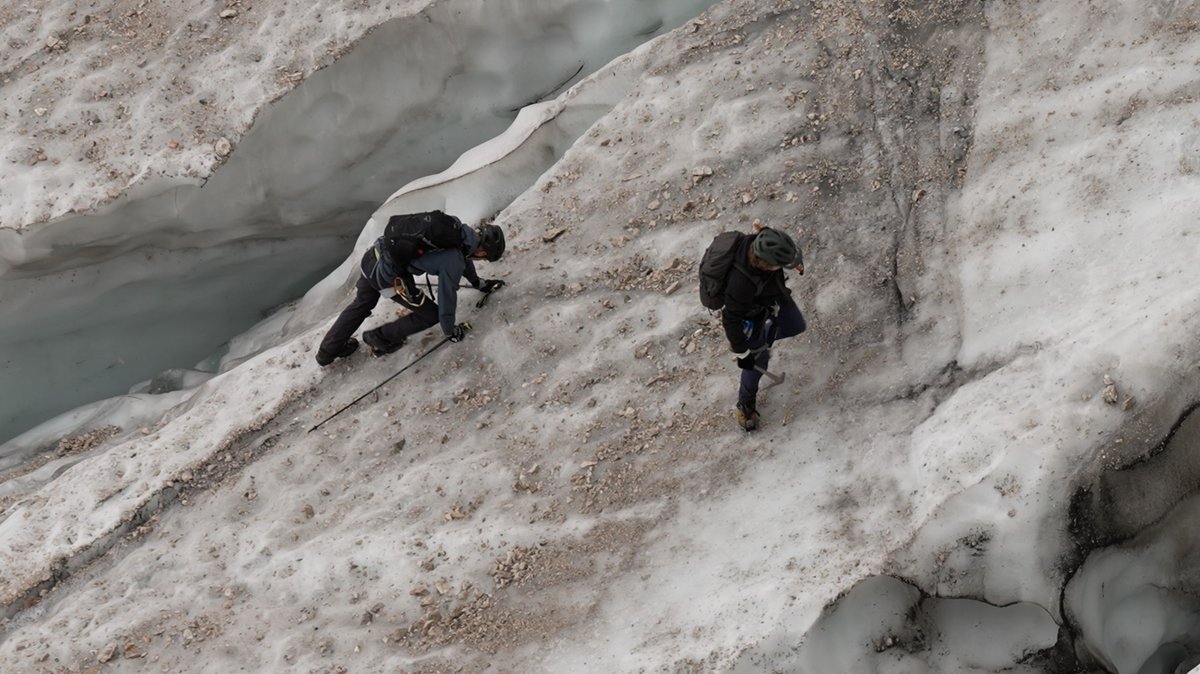 Mit falscher Ausrüstung wird der Zugspitztrip schnell zu einer waghalsigen Rutschpartie zwischen Spalten und Abgrund. 