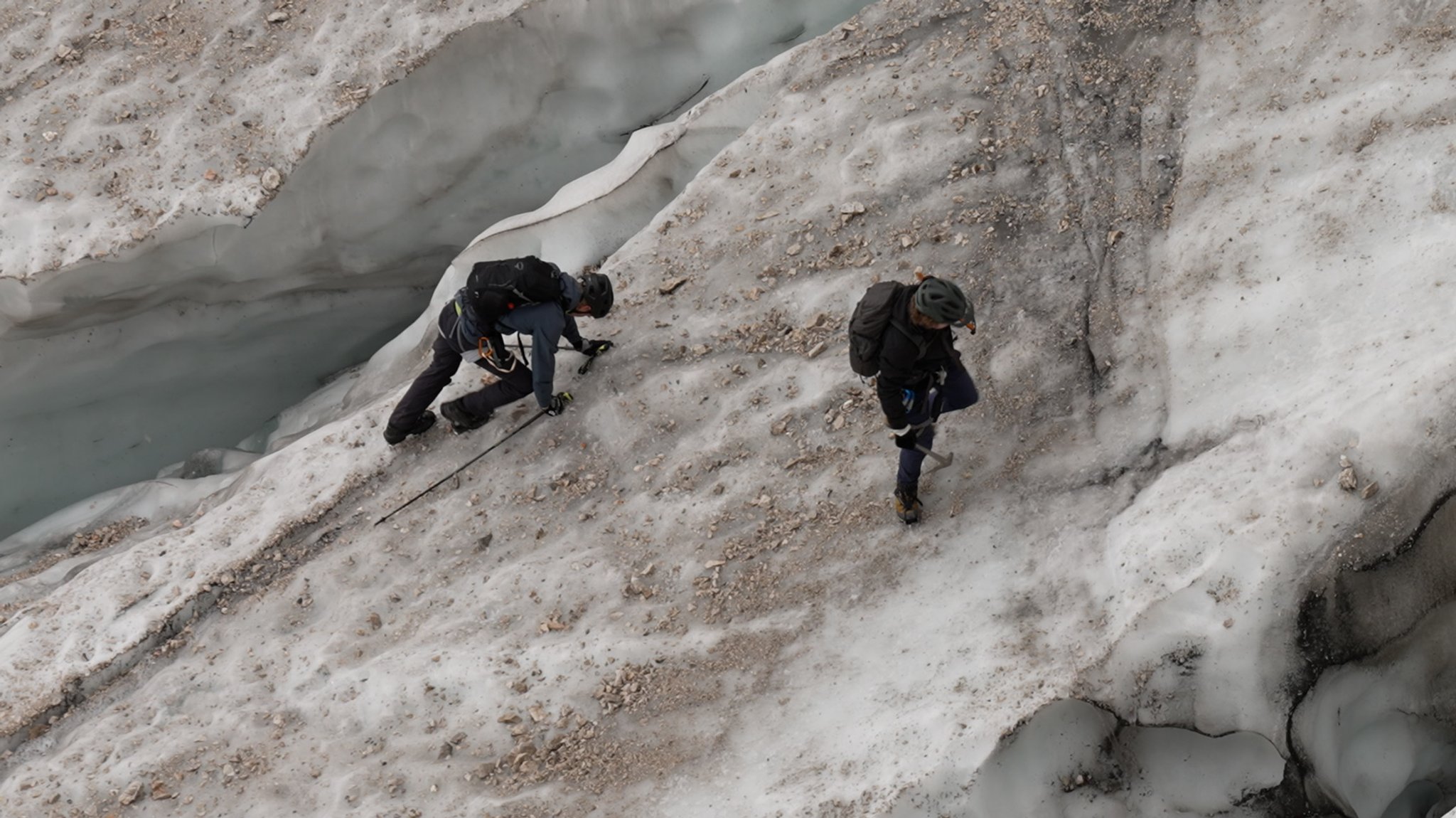Mit falscher Ausrüstung wird der Zugspitztrip schnell zu einer waghalsigen Rutschpartie zwischen Spalten und Abgrund. 