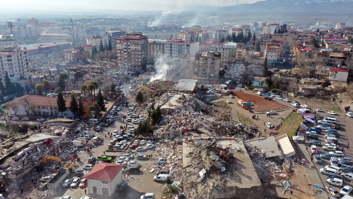 Ein Luftbild der eingestürzten Gebäude nach den Erdbeben der in Kahramanmaras (Türkei) am 7. Februar 2023