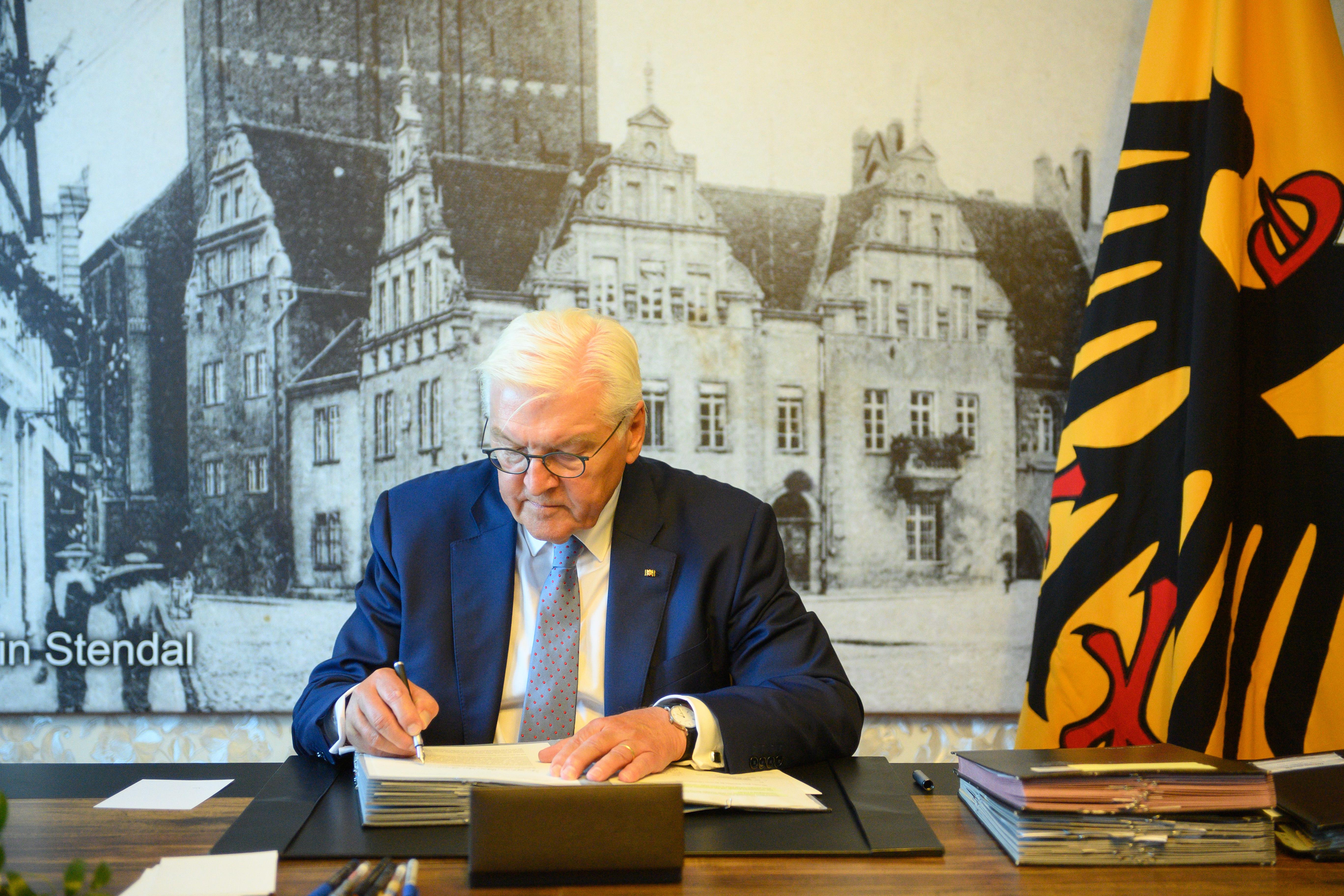 Der Bundespräsident sitzt in einem Hotel am Schreibtisch.  