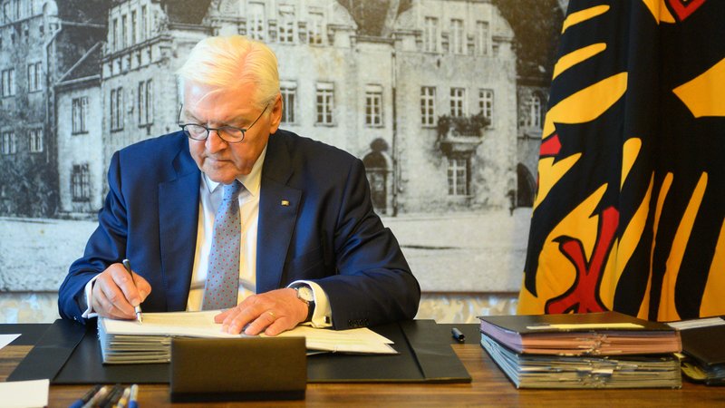 Der Bundespräsident sitzt in einem Hotel am Schreibtisch. | Bild: picture alliance/dpa | Klaus-Dietmar Gabbert Der Bundespräsident sitzt in einem Hotel am Schreibtisch.