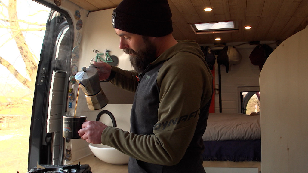 Kaffee mit Gartenblick - Christian Maier lebt auf sechs Quadratmetern und hat jeden Tag einen anderen Ausblick. | Bild: Rupert Waldmüller / BR.de Kaffee mit Gartenblick - Christian Maier lebt auf sechs Quadratmetern und hat jeden Tag einen anderen Ausblick.