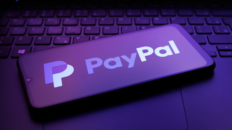 Das Paypal-Logo auf einem Smartphone. | Bild: picture alliance / NurPhoto | Jaque Silva Das Paypal-Logo auf einem Smartphone.