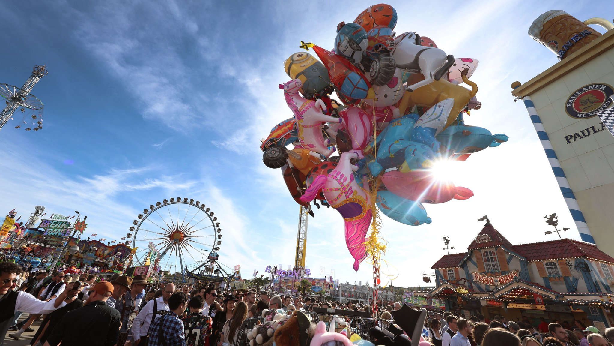 19.09.2026, Bayern, München: Wiesn-Besucher laufen auf dem Oktoberfest unter Luftballons. Die 191. Wiesn findet vom 19. September bis zum 04. Oktober 2026 auf der Münchner Theresienwiese statt. Foto: Karl-Josef Hildenbrand/dpa +++ dpa-Bildfunk +++ | Bild: dpa-Bildfunk/Karl-Josef Hildenbrand 19.09.2026, Bayern, München: Wiesn-Besucher laufen auf dem Oktoberfest unter Luftballons. Die 191. Wiesn findet vom 19. September bis zum 04. Oktober 2026 auf der Münchner Theresienwiese statt. Foto: Karl-Josef Hildenbrand/dpa +++ dpa-Bildfunk +++