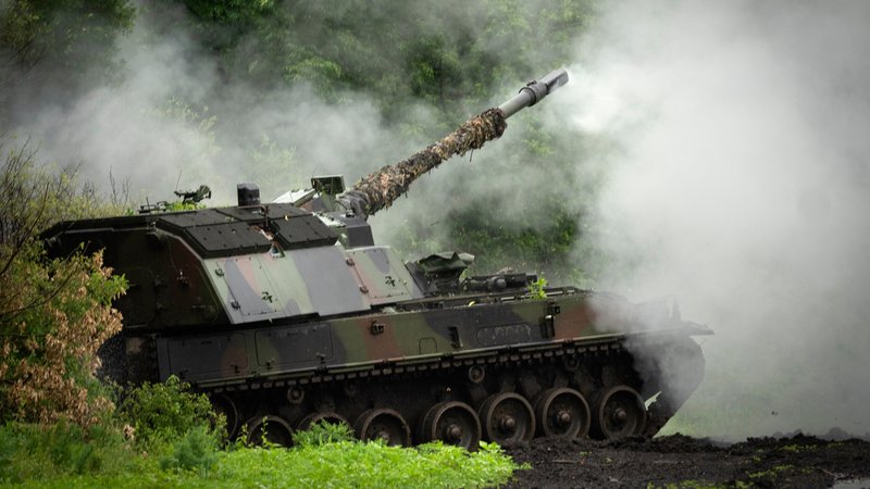 Archivbild: Eine Panzerhaubitze 2000 aus deutscher Produktion in Diensten der Ukraine feuert einen Schuss ab | Bild: picture alliance / ASSOCIATED PRESS | Efrem Lukatsky Archivbild: Eine Panzerhaubitze 2000 aus deutscher Produktion in Diensten der Ukraine feuert einen Schuss ab