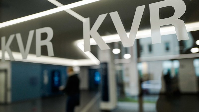 Schwere Vorwürfe gegen sechs Mitarbeiter der Münchner Ausländerbehörde | Bild: Bayerischer Rundfunk 2025 Schwere Vorwürfe gegen sechs Mitarbeiter der Münchner Ausländerbehörde