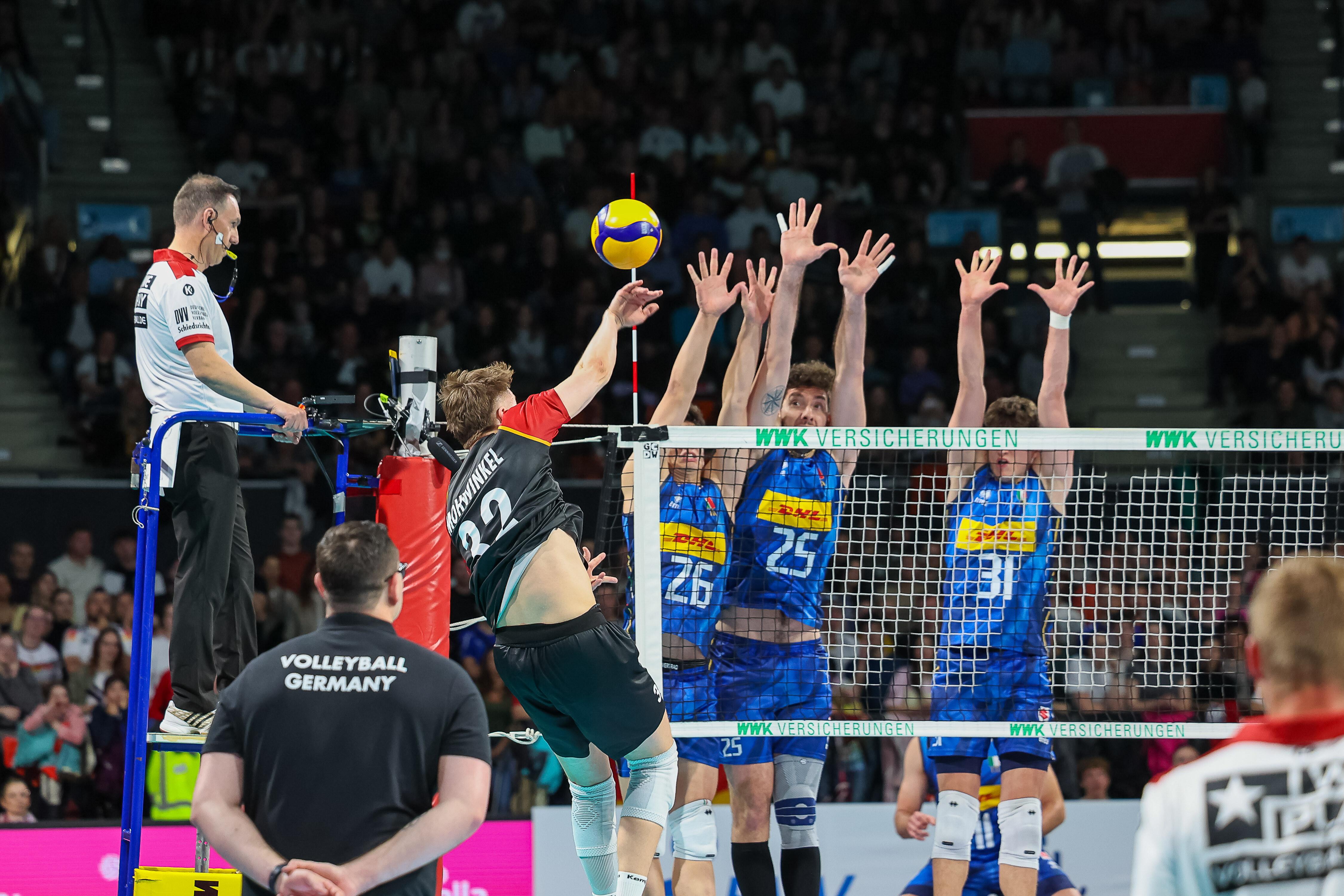 Theo Mohwinkel (Deutschland, #32) mit Ball am Netz, mit Mattia Boninfante (Italien, #26)