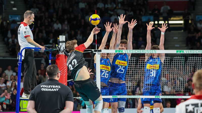 Theo Mohwinkel (Deutschland, #32) mit Ball am Netz, mit Mattia Boninfante (Italien, #26) | Bild: picture alliance / Eibner-Pressefoto Theo Mohwinkel (Deutschland, #32) mit Ball am Netz, mit Mattia Boninfante (Italien, #26)