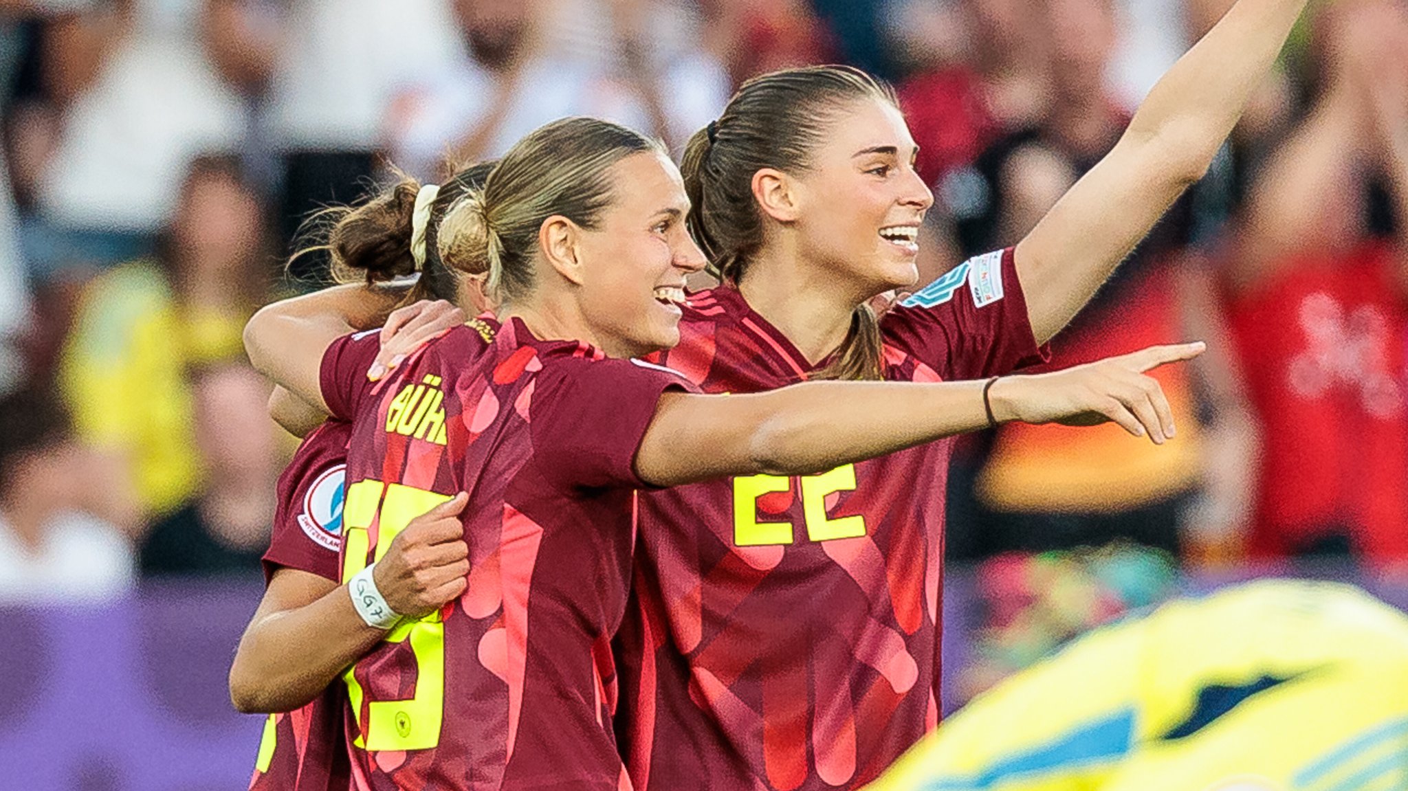 Klara Bühl (vorne) und Jule Brand jubeln für die DFB-Frauen