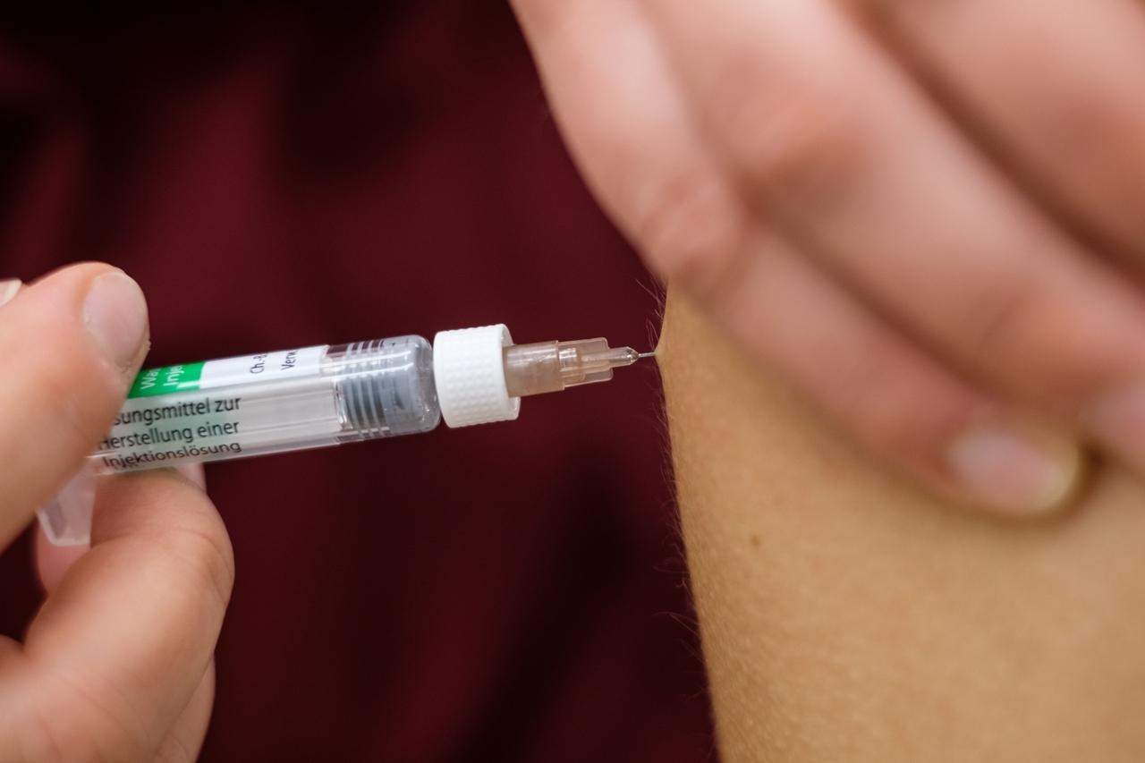 Arm, Spritze | Bild: picture-alliance/dpa Arm, Spritze