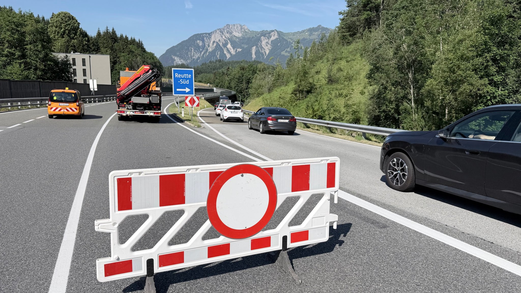Straßensperrung bei Reutte Süd | Bild: BR/Boris Berg Straßensperrung bei Reutte Süd