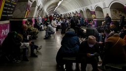 Menschen in Kiew schützen sich in U-Bahn-Untergeschossen vor den russischen Luftangriffen (27.04.2024) | Bild:REUTERS/Alina Smutko