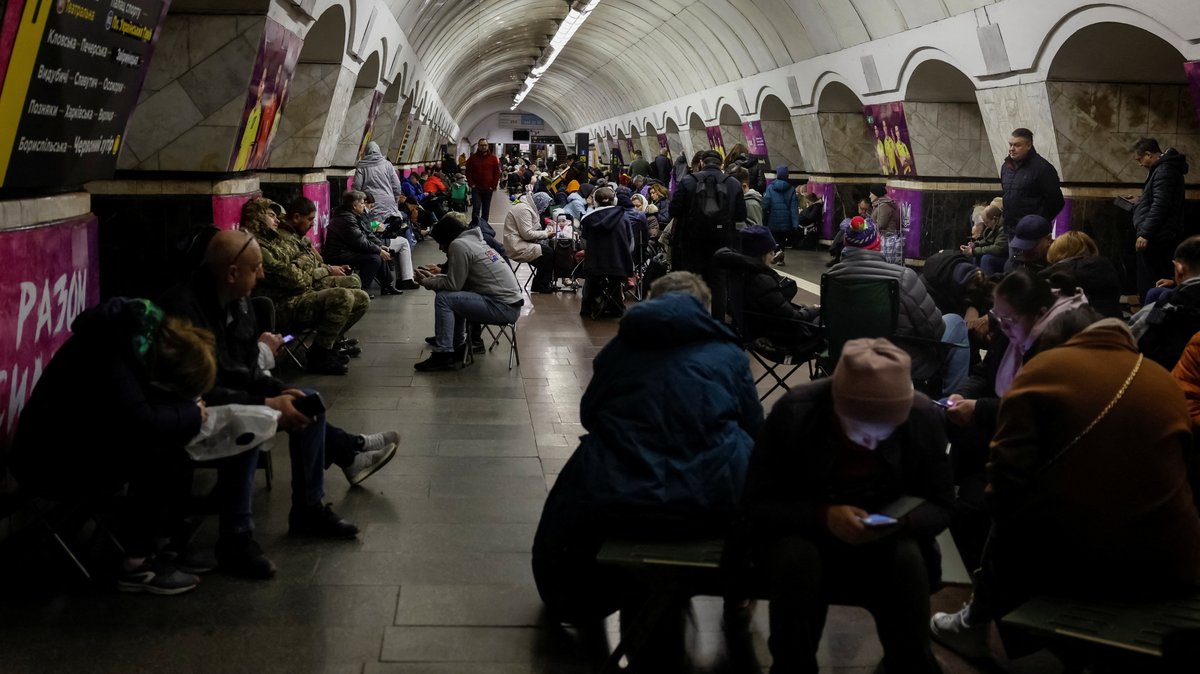 Menschen in Kiew schützen sich in U-Bahn-Untergeschossen vor den russischen Luftangriffen (27.04.2024)
