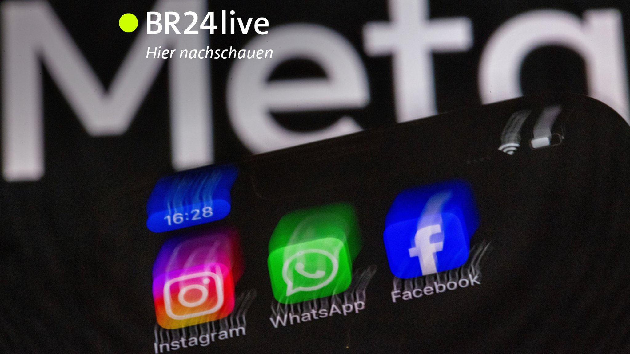 Die Apps Instagram, Facebook und WhatsApp sind auf dem Display eines Smartphones vor dem Logo des Internetkonzerns Meta zu sehen.