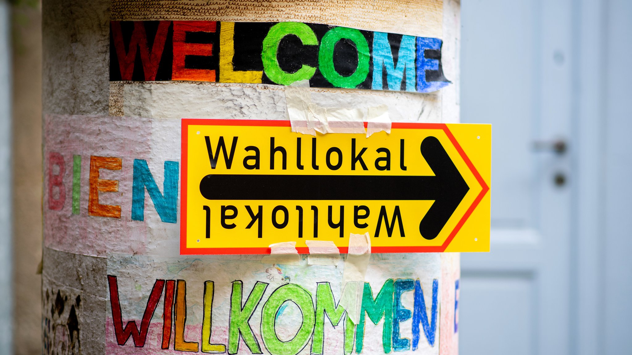 Schild mit der Aufschrift "Wahllokal" in Berlin