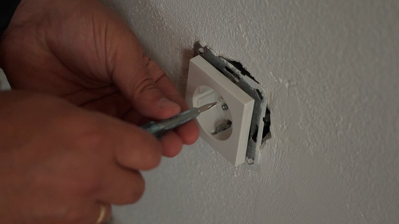 Symbolbild: Eine Steckdose wird ausgewechselt. Für einfache Arbeiten zu hohe Preise verlangt zu haben - solche Vorwürfe stehen im Mittelpunkt eines Regensburger Gerichtsverfahrens. Den Angeklagten werden Betrug und Wucher vorgeworfen. | Bild: BR/Hans Mielich Symbolbild: Eine Steckdose wird ausgewechselt. Für einfache Arbeiten zu hohe Preise verlangt zu haben - solche Vorwürfe stehen im Mittelpunkt eines Regensburger Gerichtsverfahrens. Den Angeklagten werden Betrug und Wucher vorgeworfen.
