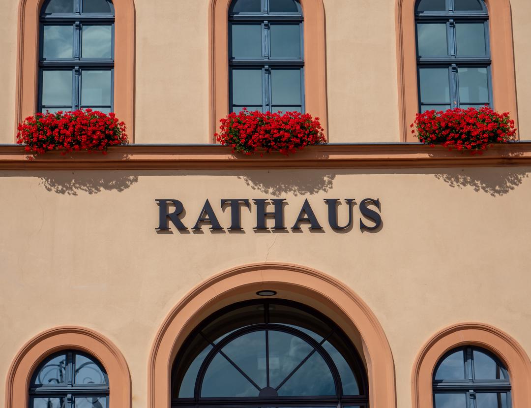 Rathaus: Außenfassade im Sommer.