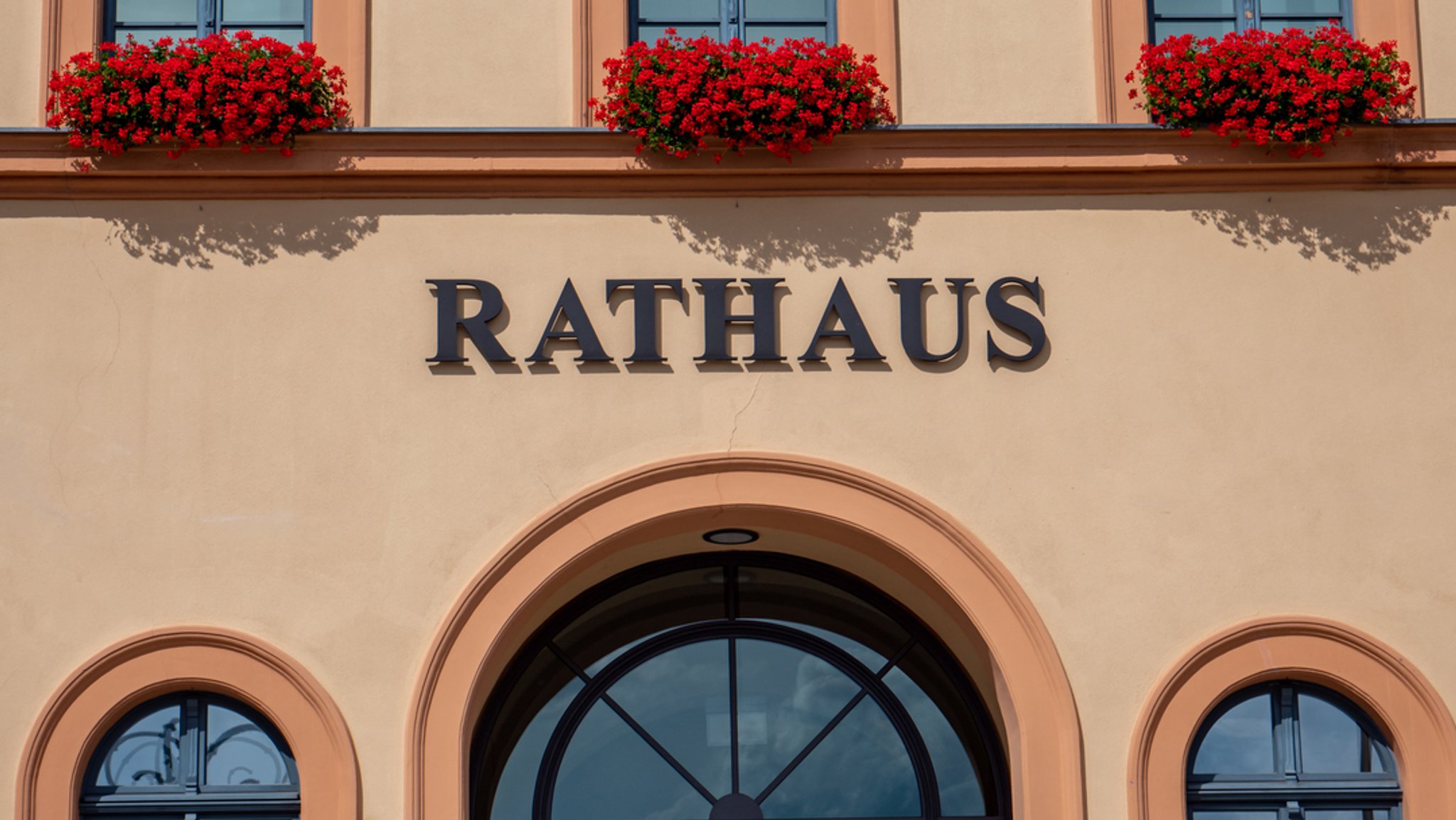 Rathaus: Außenfassade im Sommer.