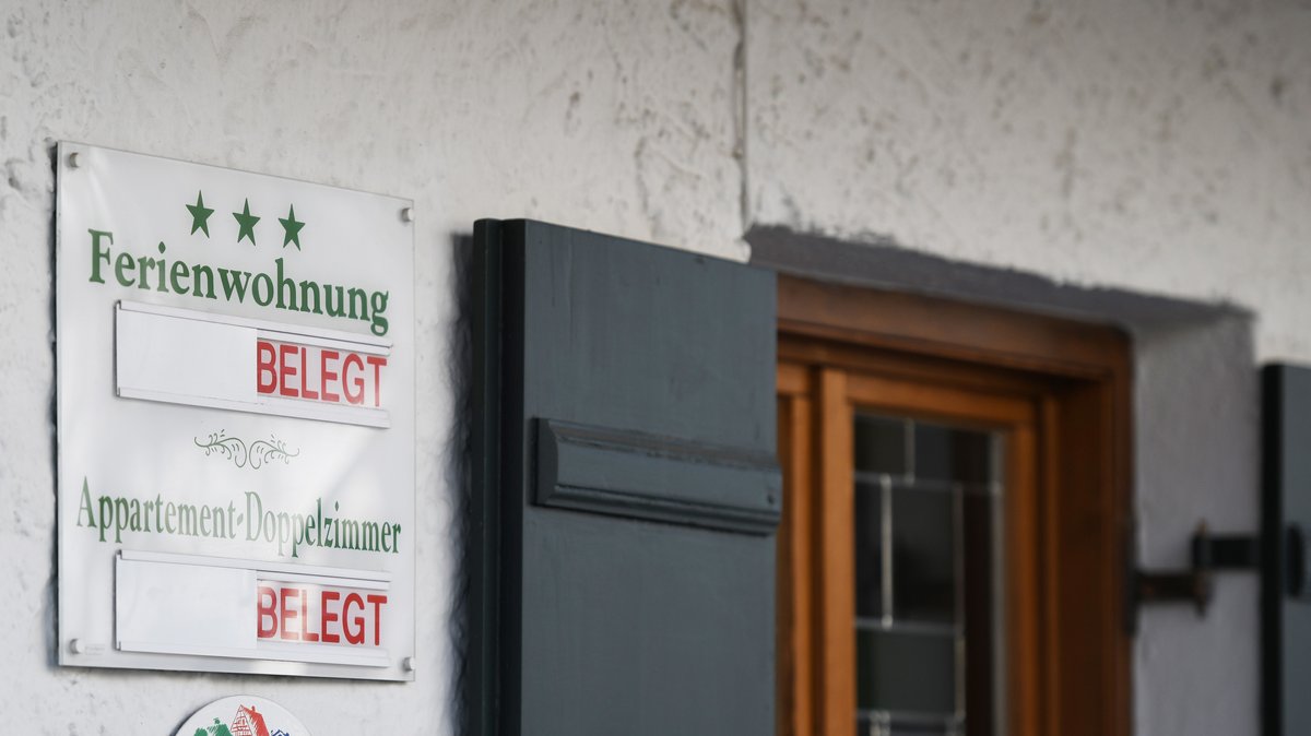 "Ferienwohnung Belegt" ist an geschlossenen Ferienwohnungen zu lesen (Archiv- und Symbolbild) 