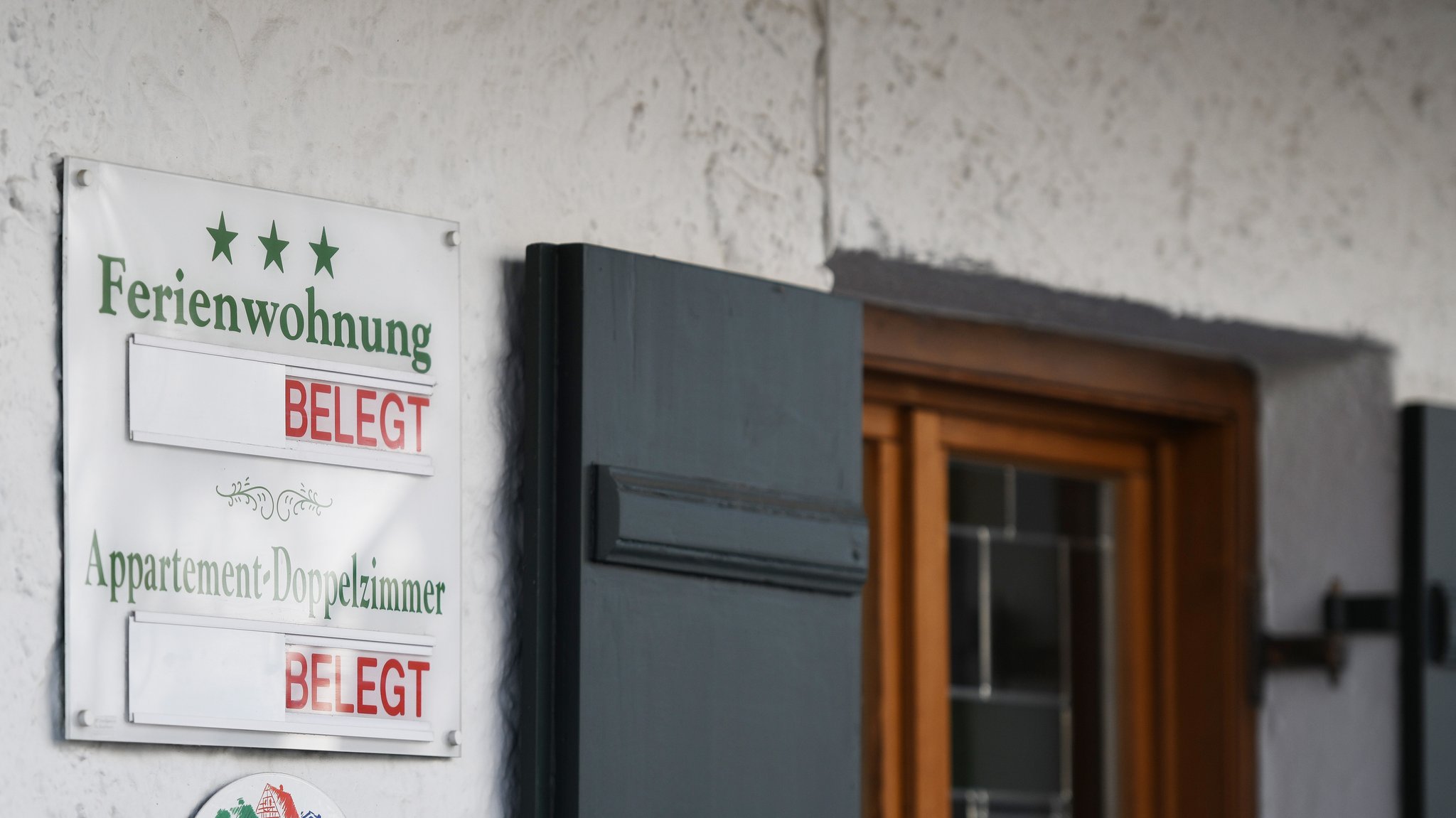 "Ferienwohnung Belegt" ist an geschlossenen Ferienwohnungen zu lesen (Archiv- und Symbolbild) | Bild: picture alliance/dpa|Angelika Warmuth "Ferienwohnung Belegt" ist an geschlossenen Ferienwohnungen zu lesen (Archiv- und Symbolbild)