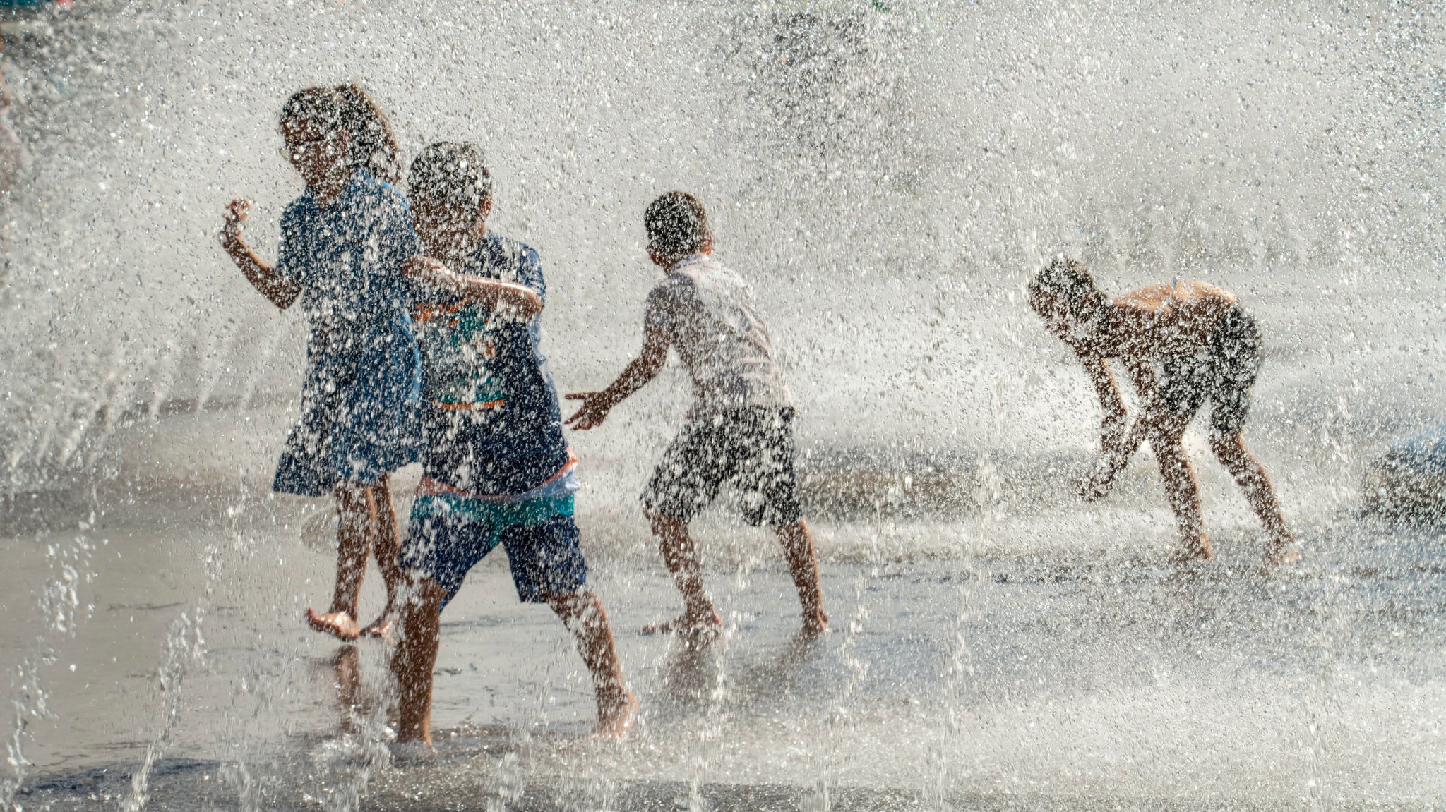 Kinder im Münchner Stachusbrunnen