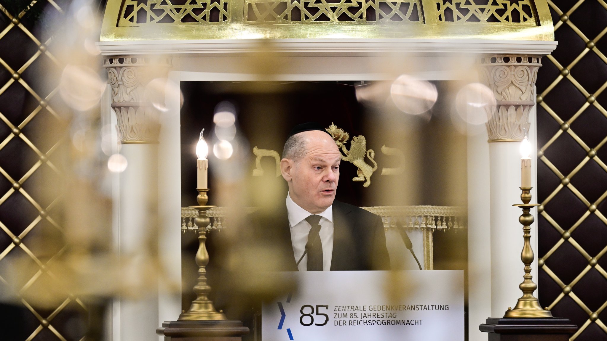 Bundeskanzler Olaf Scholz spricht während einer Gedenkveranstaltung zum 85. Jahrestag der Pogromnacht in der Synagoge Beth Zion.