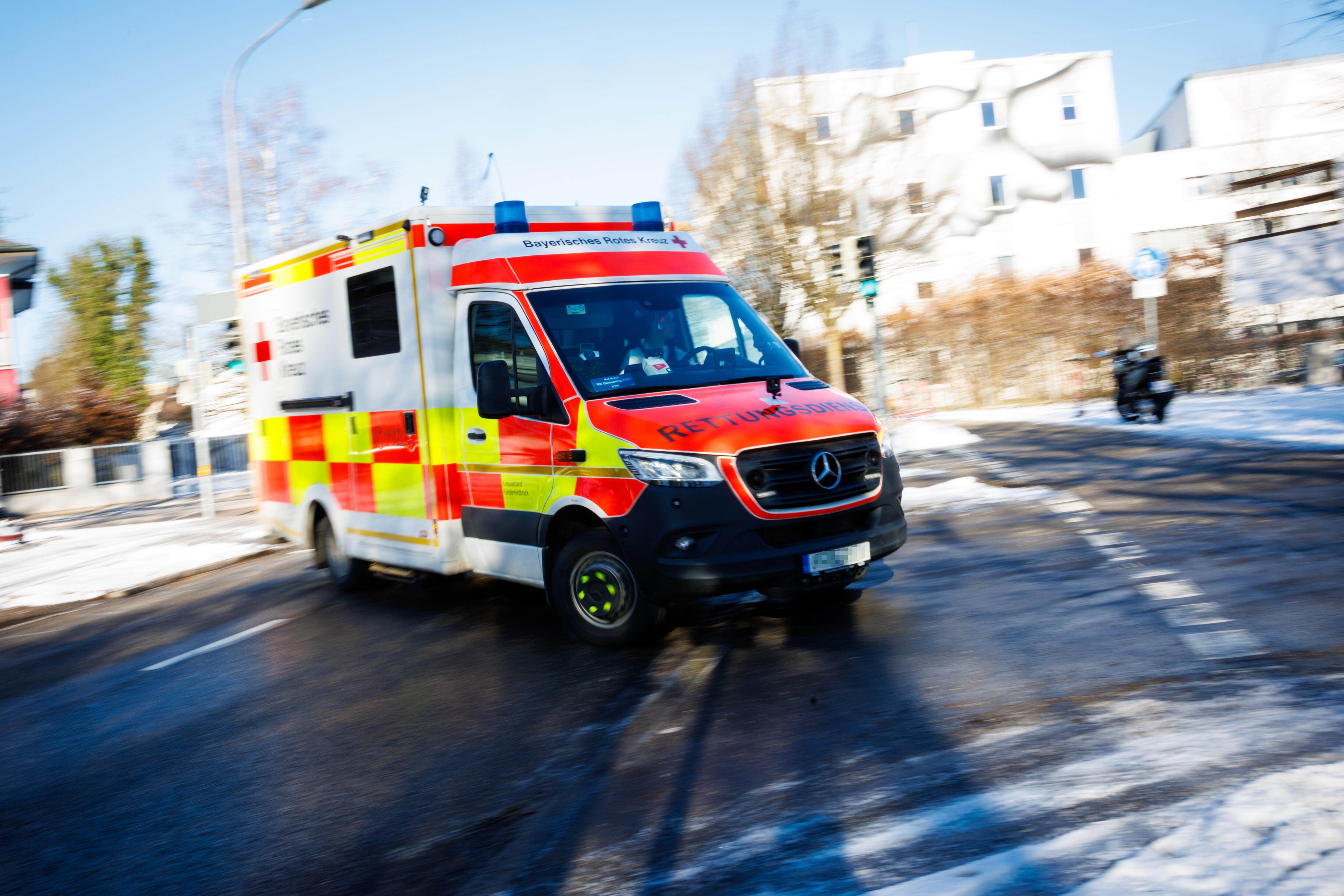 Ein Rettungswagen vom Bayerischen Roten Kreuz kommt auf einer Einsatzfahrt zur Notaufnahme