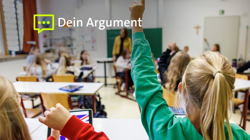 Schülerinnen einer sechsten Klasse melden sich in einem Klassenraum an der Maria-Ward-Realschule in Schrobenhausen während einer Unterrichtsstunde. | Bild: picture alliance / dpa | Matthias Balk Schülerinnen einer sechsten Klasse melden sich in einem Klassenraum an der Maria-Ward-Realschule in Schrobenhausen während einer Unterrichtsstunde.