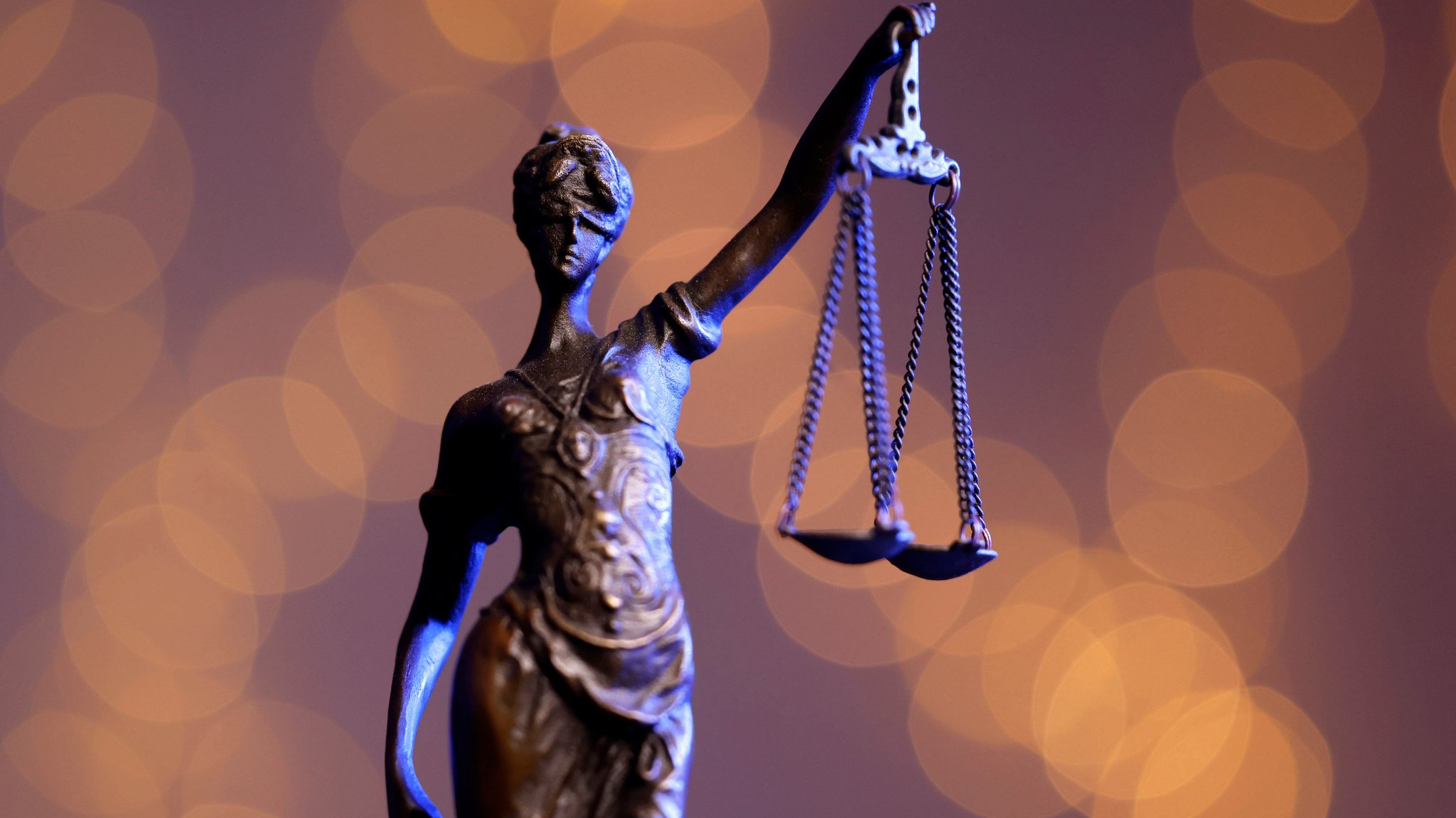 (Symbolbild) Bronzestatue der Justitia | Bild: pa/Panama Pictures/Christoph Hardt (Symbolbild) Bronzestatue der Justitia
