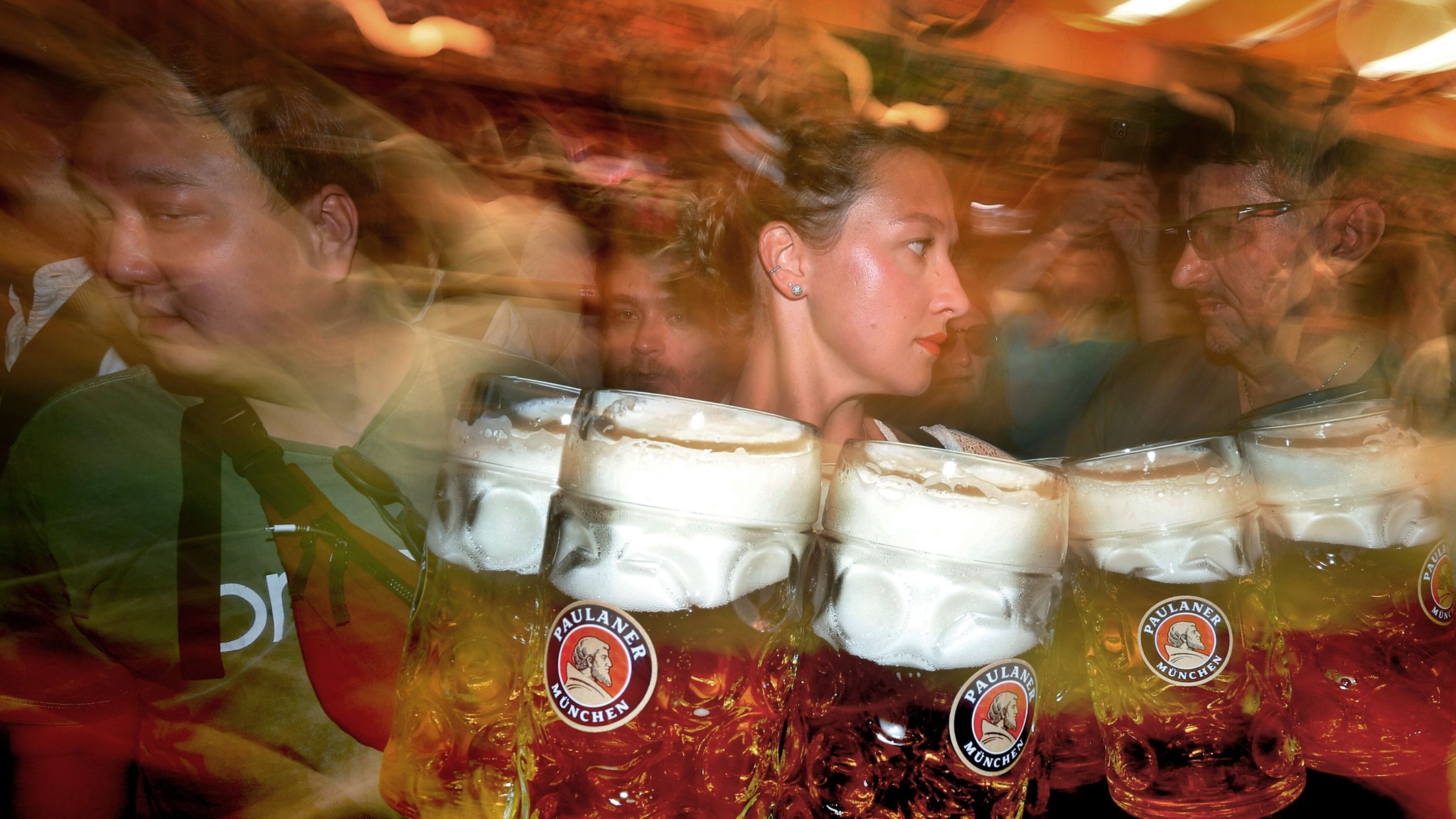 Kellnerinnen beleben Oktoberfest-Besucher wieder
