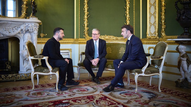 Selenskyj, Starmer und Macron bei ihrem Treffen in London. | Bild: picture alliance / newscom | Ukrainian Presidential Press Off Selenskyj, Starmer und Macron bei ihrem Treffen in London.