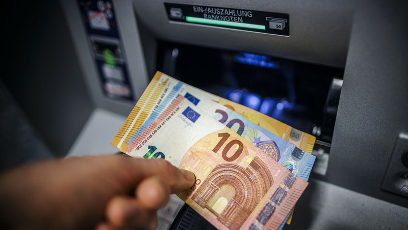 Symbolbild: Geldautomat | Bild: picture alliance / photothek.de | Thomas Trutschel Symbolbild: Geldautomat