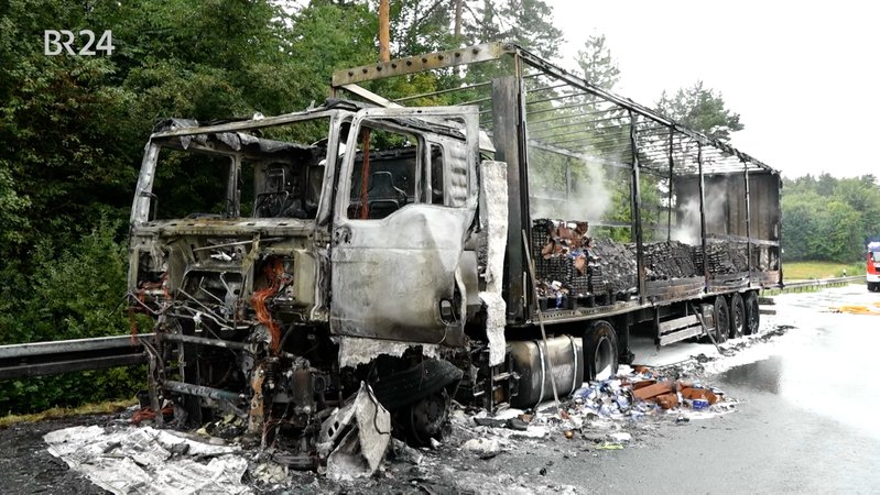Wegen eines brennenden Lastwagens ist die A9 in Oberfranken in beide Richtungen gesperrt. Der Lkw war während der Fahrt in Brand geraten, teilte die Polizei mit. Da er auch Batterien geladen haben soll, könnten die Löscharbeiten einige Zeit dauern. | Bild: News5/Ferdinand Merzbach Wegen eines brennenden Lastwagens ist die A9 in Oberfranken in beide Richtungen gesperrt. Der Lkw war während der Fahrt in Brand geraten, teilte die Polizei mit. Da er auch Batterien geladen haben soll, könnten die Löscharbeiten einige Zeit dauern.