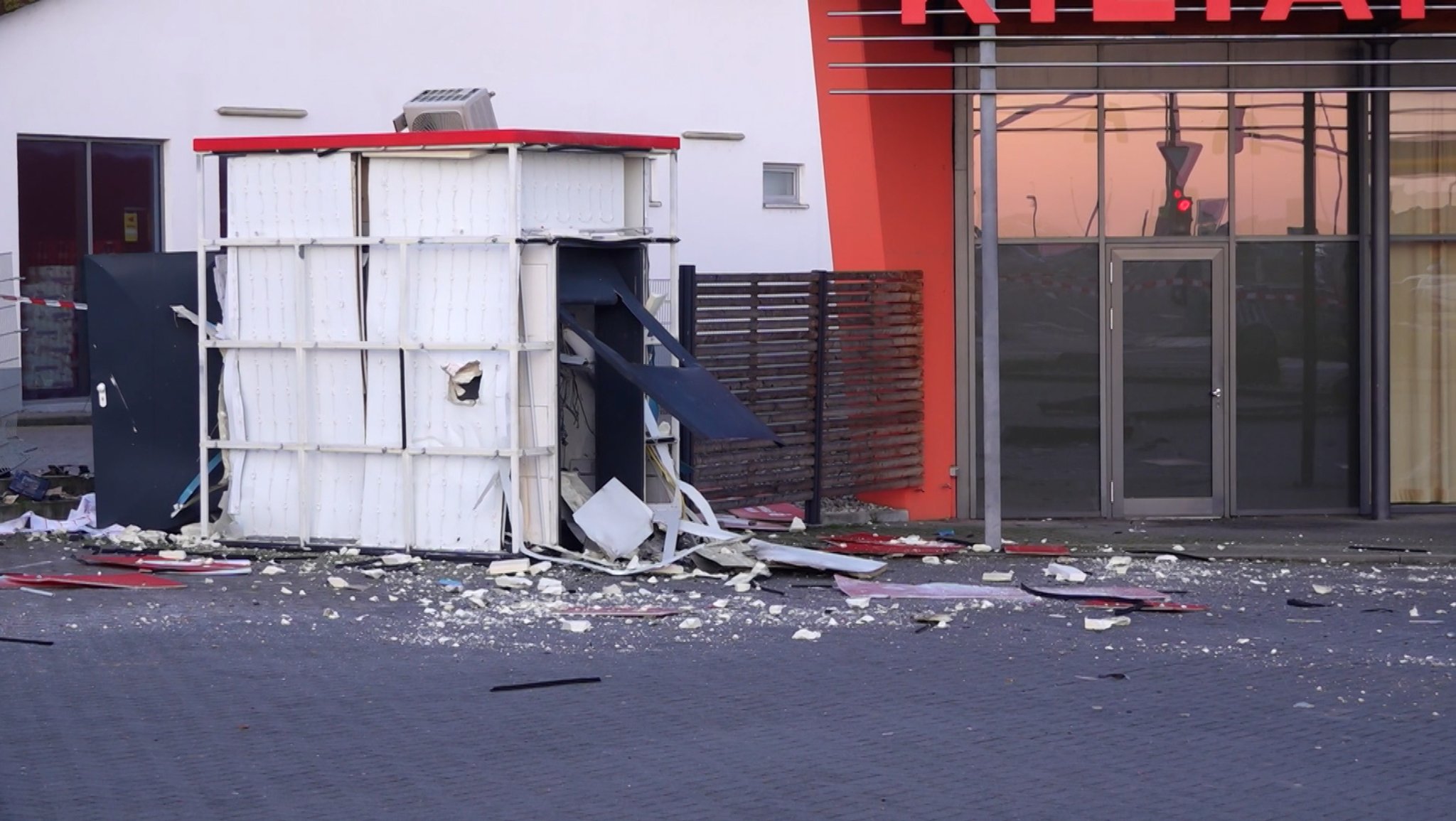 In Unterpleichfeld haben drei Unbekannte einen Geldautomaten gesprengt. 