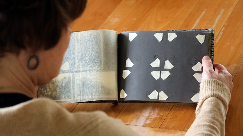 Eine Person mit Demenz und fehlender Erinnerung schaut sich ein altes Fotoalbum an, in dem Bilder fehlen und nur noch die Fotoecken zu sehen sind. | Bild: picture alliance / FotoMedienService | Ulrich Zillmann Eine Person mit Demenz und fehlender Erinnerung schaut sich ein altes Fotoalbum an, in dem Bilder fehlen und nur noch die Fotoecken zu sehen sind.