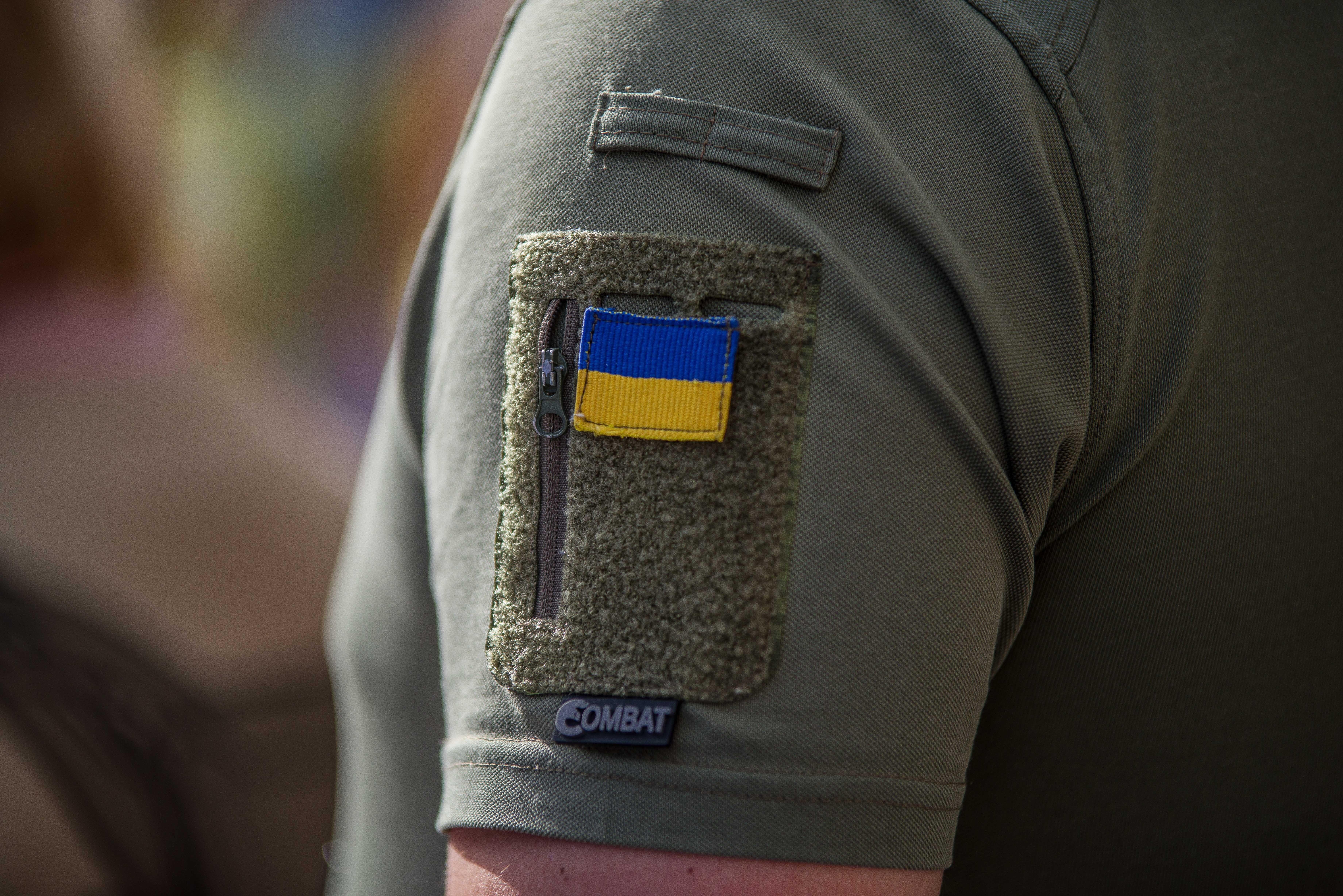 Militärfarbenes T-Shirt mit Ukraine-Flagge (Symbolbild)