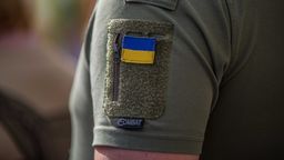Militärfarbenes T-Shirt mit Ukraine-Flagge (Symbolbild) | Bild:pa/ZUMAPRESS.com/Sachelle Babbar
