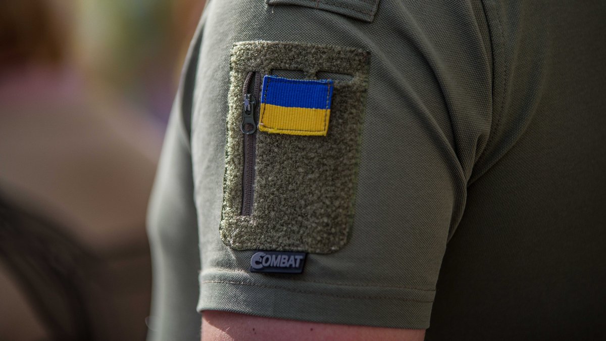 Militärfarbenes T-Shirt mit Ukraine-Flagge (Symbolbild)