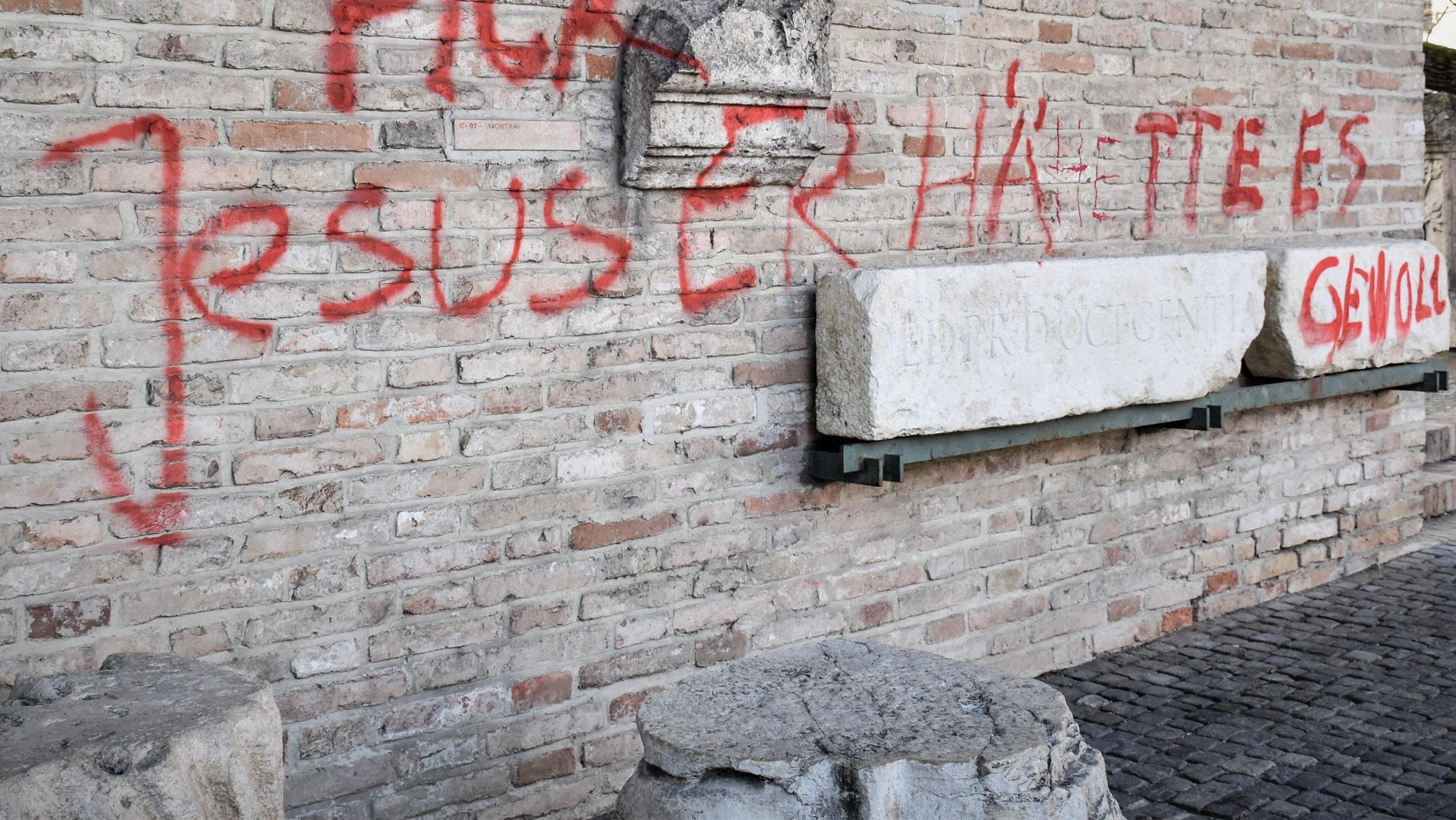 Graffiti gegen Jesus an der Wand des Augsburger Doms