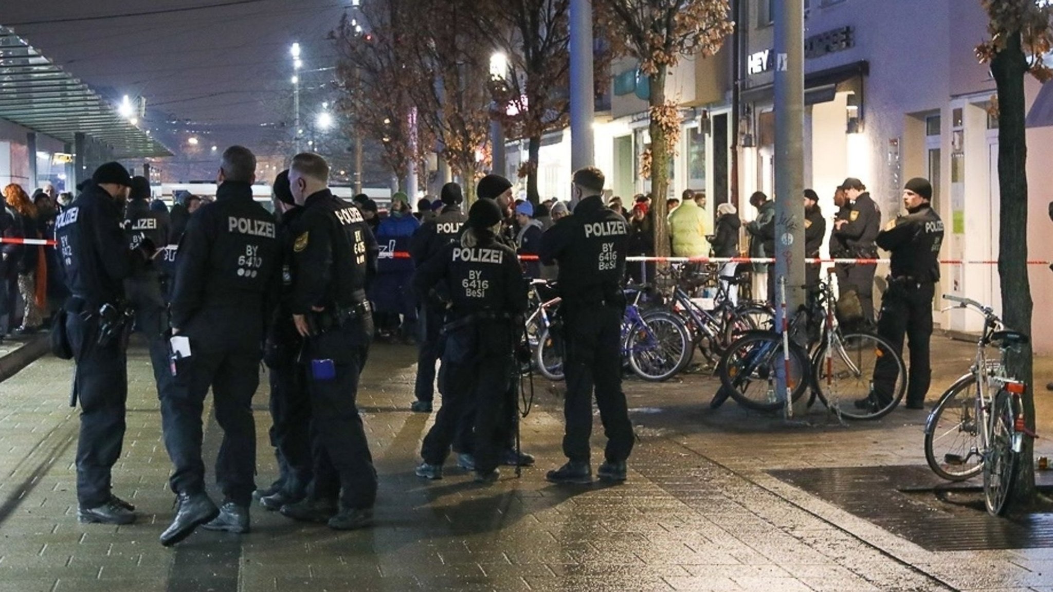 Das Vorgehen der Polizei bei der Club-Razzia in Augsburg hatte für scharfe Kritik gesorgt. Gäste hatten von entwürdigenden Kontrollen berichtet.