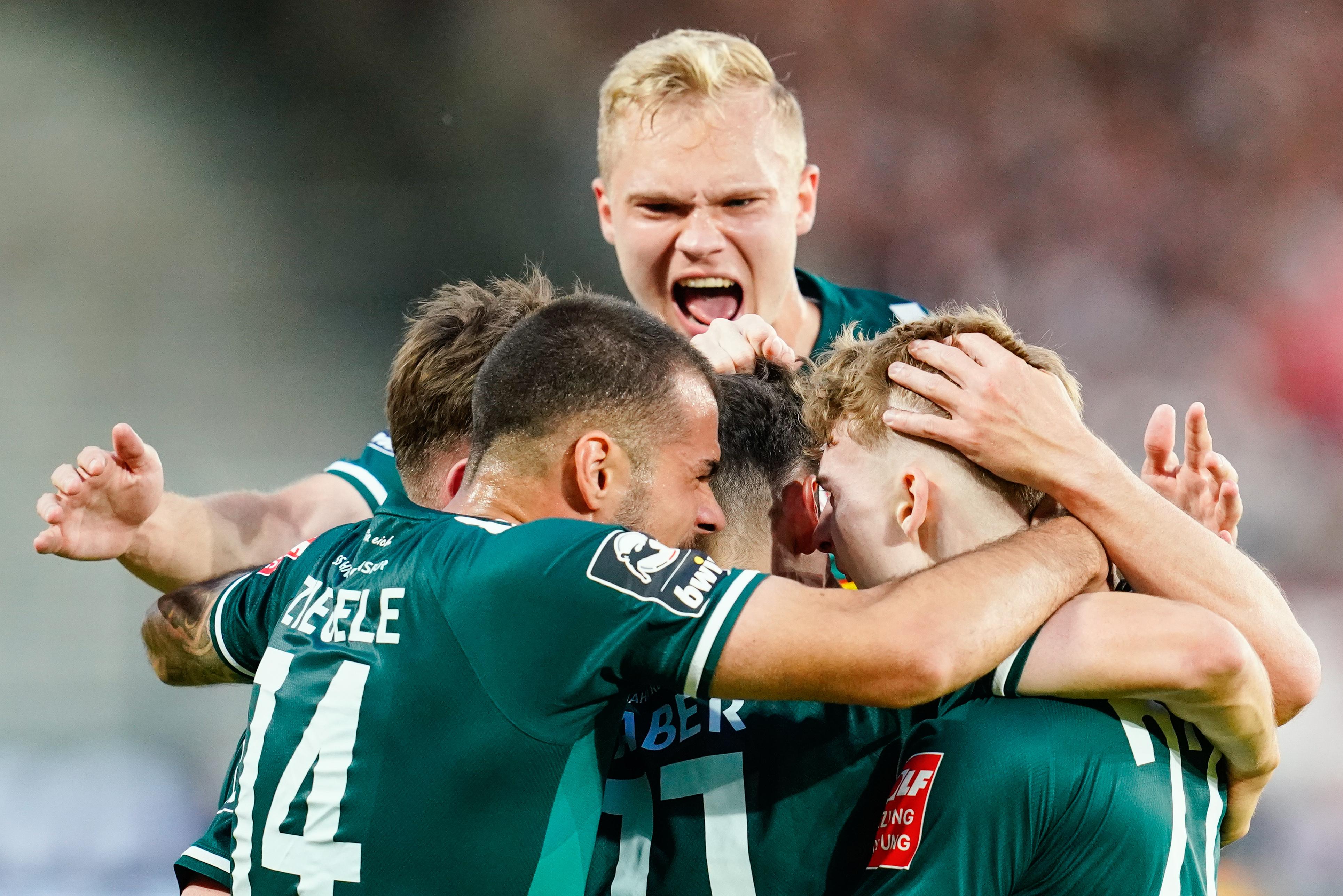 Spieler des SSV Jahn Regensburg feiern den direkten Wiederaufstieg