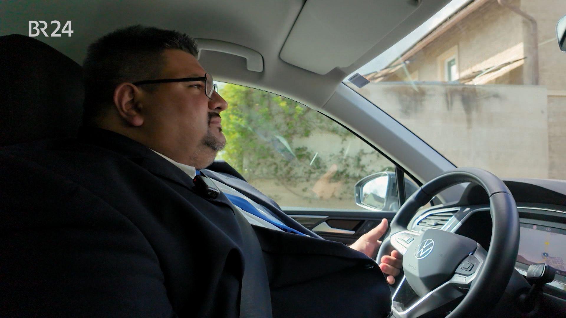 Dominik Zeißner sitzt am Steuer eines Autos.