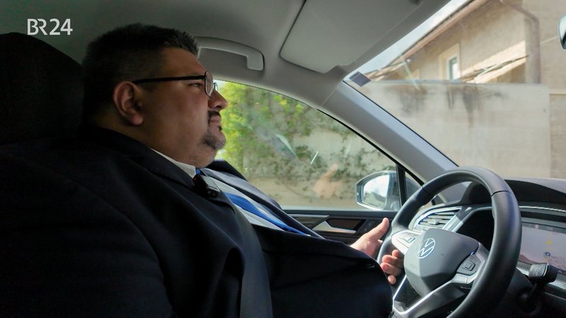 Dominik Zeißner sitzt am Steuer eines Autos. | Bild: BR Dominik Zeißner sitzt am Steuer eines Autos.
