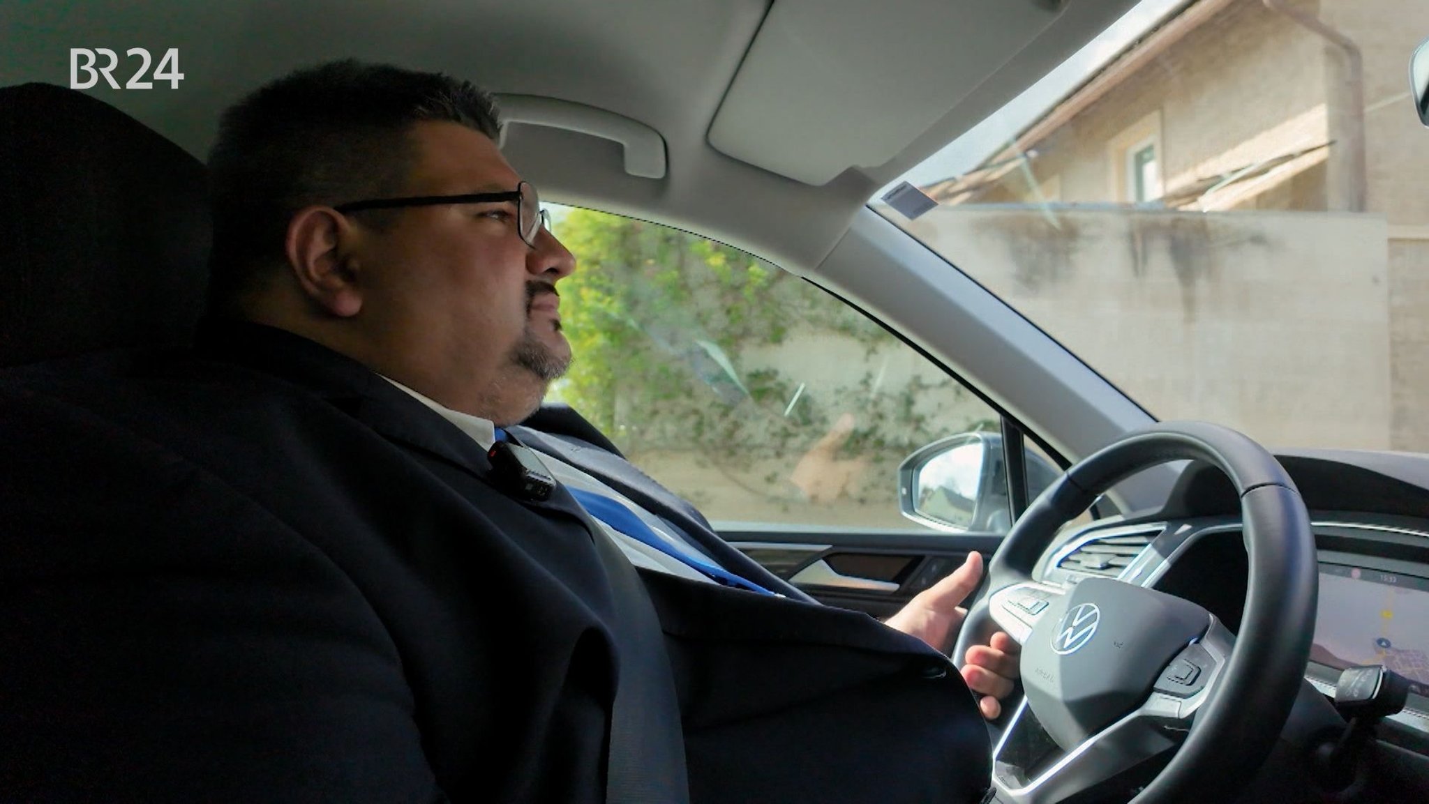 Dominik Zeißner sitzt am Steuer eines Autos.