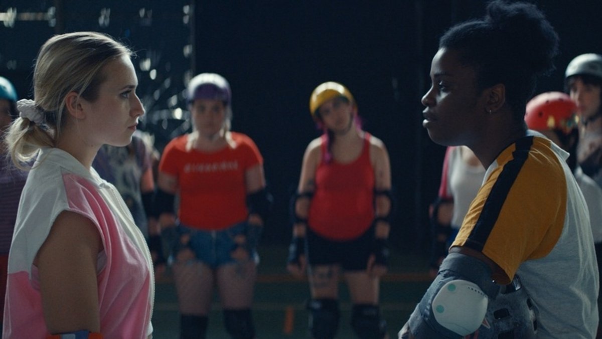 Spielszene aus "Derby Girl" Lola (links) steht einer Teamkollegin oder einer Gegnerin gegenüber. 
